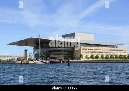 Offshore-Blick auf das Opernhaus an der Uferpromenade in Holmen, Christianshavn, Kopenhagen Amager, Dänemark, Europa Stockfoto