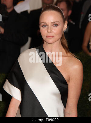 New York, New York, USA. 5. Mai 2014. Designerin STELLA MCCARTNEY besucht die 2014-Kostüm-Institut-Benefiz-Gala-Eröffnung des "Charles James: über Mode und die neue Anna Wintour Kostüm Center' an das Metropolitan Museum of Art statt. Nancy Kaszerman/ZUMAPRESS.com/Alamy © Live-Nachrichten Stockfoto