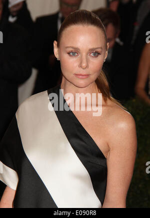 New York, New York, USA. 5. Mai 2014. Designerin STELLA MCCARTNEY besucht die 2014-Kostüm-Institut-Benefiz-Gala-Eröffnung des "Charles James: über Mode und die neue Anna Wintour Kostüm Center' an das Metropolitan Museum of Art statt. Nancy Kaszerman/ZUMAPRESS.com/Alamy © Live-Nachrichten Stockfoto