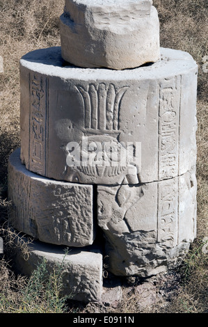 Ägypten, Dendera, ptolemäischen Tempel der Göttin Hathor.Carving Bes (Patron Gottheit von Musik, Tanz, und Kinder. Stockfoto