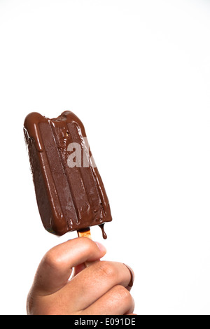 Hand eines Mädchens hält eine Schokoladen-Eis-bar Stockfoto