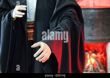 Wachsfigur von Derwisch in der Nähe des Feuers. Mevlana Jalaluddin Rumi Museum in Konya, Türkei Stockfoto