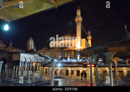 Hof des Museums von Mevlana Celaleddin Rumi Mevlana-Moschee in der Nacht, Konya, Türkei Stockfoto