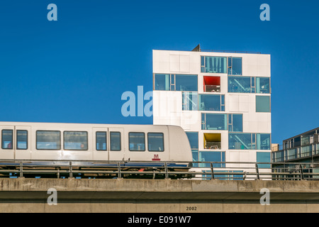 Moderne Gebäude und eine U-Bahn-Linie in Orestaden, Kopenhagen, Dänemark Stockfoto