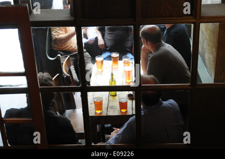 Männer trinken Bier in The Jerusalem Tavern, Clerkenwell, London, England Stockfoto