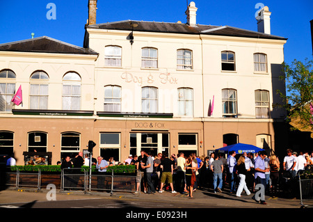 Hund und Fox Pub während Wimbledon Tennis-Meisterschaften, Wimbledon Village, Wimbledon, London, England Stockfoto