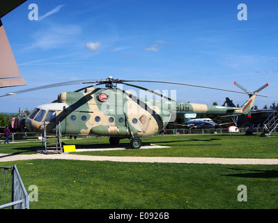 Die MIL Mi-8T Hip-C, Seriennummer 909, war ein Militärhubschrauber der DDR. Dieser sowjetische Hubschrauber wurde für Transport- und Versorgungsmissionen entwickelt, mit einer robusten Konstruktion, die für verschiedene Operationen geeignet ist. Stockfoto