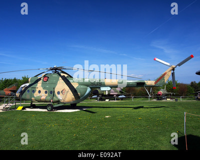 Die MIL Mi-8T Hip-C ist ein sowjetischer Hubschrauber, der von der DDR eingesetzt wird. Dieses vielseitige Flugzeug ist für seine Transportfähigkeit bekannt und wurde während des Kalten Krieges häufig für militärische Operationen eingesetzt. Stockfoto