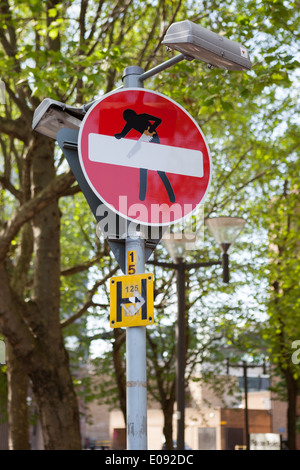 Clet Abraham setzt Aufkleber auf Straßenschildern, ihren Sinn zu ändern. Stockfoto