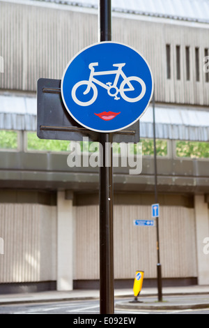 Clet Abraham setzt Aufkleber auf Straßenschildern, ihren Sinn zu ändern. Stockfoto