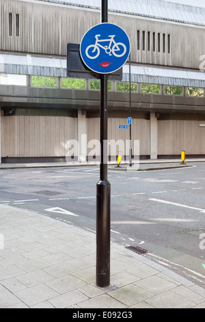 Clet Abraham setzt Aufkleber auf Straßenschildern, ihren Sinn zu ändern. Stockfoto