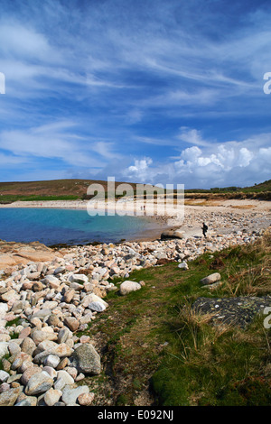 Figuren am Strand von Bryher, Isles of Scilly, Scillies, Cornwall im April Stockfoto