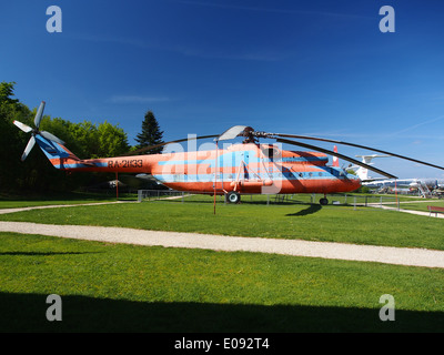 Der MIL Mi-6A Hook (RA 21133) ist ein sowjetischer schwerer Transporthubschrauber, der hauptsächlich von Aeroflot für Fracht- und Personentransporte eingesetzt wird. Mit seinem großen Rotor und seinen leistungsstarken Motoren war es in der Lage, erhebliche Lasten zu heben, was es zu einem wichtigen Flugzeug im sowjetischen Luftverkehr während seiner Dienstzeit machte. Stockfoto