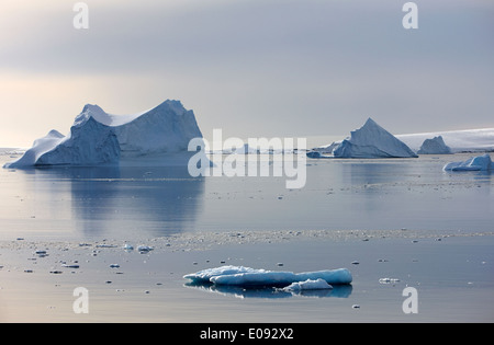 große Spitze und Trockendock Eisberge in der französischen Passage Antarktis Stockfoto