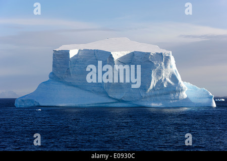 großen tabellarischen Eisbergs in den antarktischen Ozean Antarktis Stockfoto