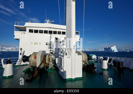 Antarktis-Expeditionsschiff Segeln vorbei an großen tabellarischen Eisbergs in den antarktischen Ozean Antarktis Stockfoto