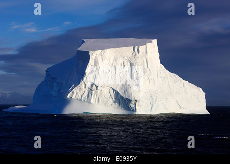 großen tabellarischen Eisbergs in den antarktischen Ozean Antarktis Stockfoto