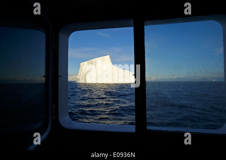 großen tabellarischen Eisbergs gesehen durch Schiff Fenster in den antarktischen Ozean Antarktis Stockfoto