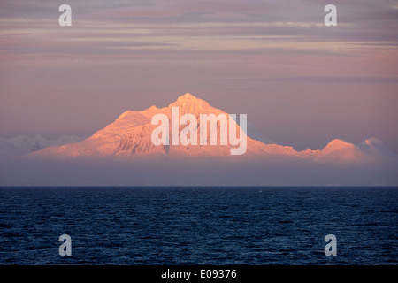 Sonnenuntergang am Mount Francais und Berge des Berges Trojan reichen Anvers Island Antarktis Stockfoto