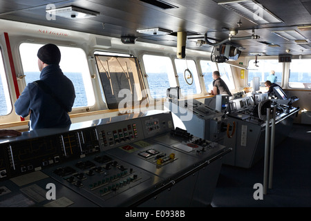 Crew auf der Brücke der Akademik sergey Vavilov russischen Forschungsschiff in der Antarktis Stockfoto