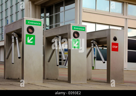 Drehkreuz ein- und Ausfahrt Tore am Messezentrum. Stockfoto