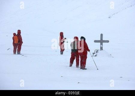 Touristen aus der Antarktis-Expedition-Schiff auf dem Friedhof am Whaler es Bucht Täuschung Insel Süd-Shetland-Inseln der Antarktis Stockfoto