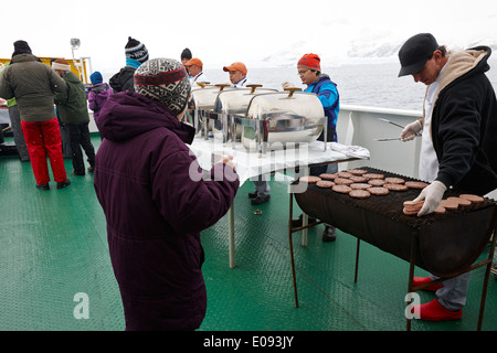 tätig in Bbq Mittagessen Passagiere an Bord eines Schiffes der Expedition in der Antarktis Stockfoto