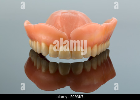 Zähne, setzen symbolische Foto Fue Zahnersatz, Diagnostik und Zuzahlung, Gebiss, Symbolfoto Fue Zahnersatz, Konsolenprotokollen Stockfoto