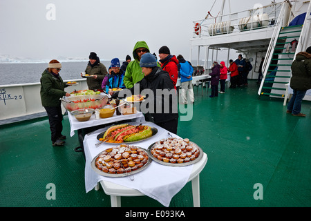 tätig in Bbq Mittagessen Passagiere an Bord eines Schiffes der Expedition in der Antarktis Stockfoto