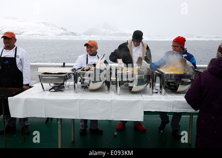 tätig in Bbq Mittagessen Passagiere an Bord eines Schiffes der Expedition in der Antarktis Stockfoto