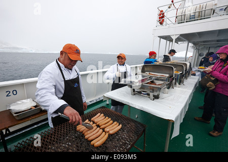 tätig in Bbq Mittagessen Passagiere an Bord eines Schiffes der Expedition in der Antarktis Stockfoto