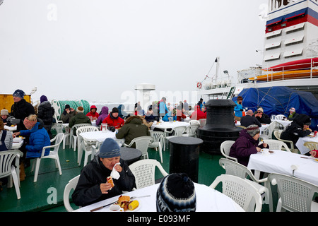 tätig in Bbq Mittagessen Passagiere an Bord eines Schiffes der Expedition in der Antarktis Stockfoto