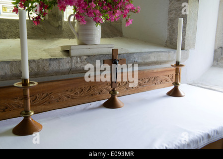 Ein kleiner Altar im südlichen Seitenschiff der Kirche von St. Michael und alle Engel, Berwick, East Sussex, UK. Stockfoto