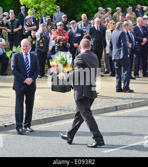 Brize Norton, UK. 6. Mai 2014. Die Rückführung von fünf britische Soldaten, die bei einem Hubschrauberabsturz in Afghanistan zu RAF Brize Norton, am 6. Mai 2014 in Brize Norton in Oxfordshire, England getötet wurden. Kapitän Thomas Clarke, Warrant Officer Spencer Faulkner und Corporal James Walters, das Army Air Corps (AAC), die als Lynx Flugzeuge drei-Mann Team dienten, als sie neben Flight Lieutenant Rakesh Chauhan von der Royal Air Force und Lanze-Obergefreites Oliver Thomas von Intelligence Corps starben, wurden geglaubt, um Passagiere auf dem Flug gewesen sein. © Jules Annan/Alamy Live Ne Stockfoto