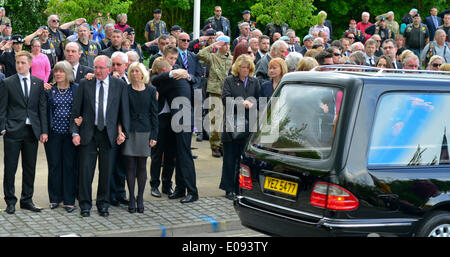 Brize Norton, UK. 6. Mai 2014. Die Rückführung von fünf britische Soldaten, die bei einem Hubschrauberabsturz in Afghanistan zu RAF Brize Norton, am 6. Mai 2014 in Brize Norton in Oxfordshire, England getötet wurden. Kapitän Thomas Clarke, Warrant Officer Spencer Faulkner und Corporal James Walters, das Army Air Corps (AAC), die als Lynx Flugzeuge drei-Mann Team dienten, als sie neben Flight Lieutenant Rakesh Chauhan von der Royal Air Force und Lanze-Obergefreites Oliver Thomas von Intelligence Corps starben, wurden geglaubt, um Passagiere auf dem Flug gewesen sein. © Jules Annan/Alamy Live Ne Stockfoto