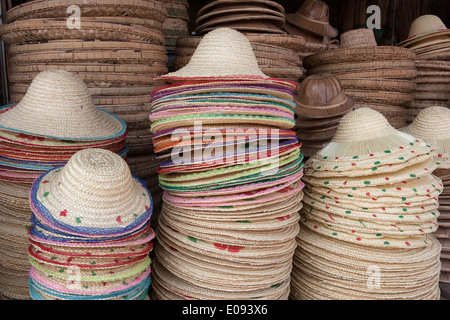 Süd-Ost-Asien Myanmar Burma Yangon Rangun Auswahl an traditionellen Hüte zum Verkauf auf Markt Stockfoto