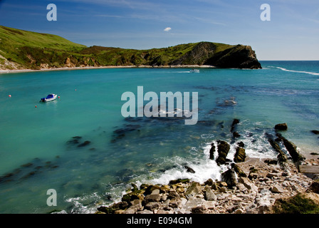 Boote in den abgelegenen Hufeisen geformte Bucht bei Lulworth, an der Jurassic Coast in Dorset, England. Stockfoto