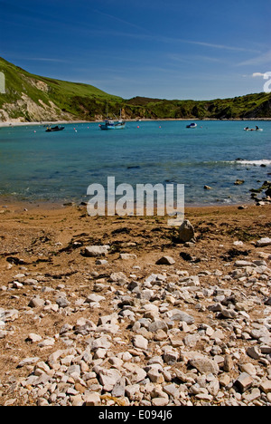 Boote in den abgelegenen Hufeisen geformte Bucht bei Lulworth, an der Jurassic Coast in Dorset, England. Stockfoto