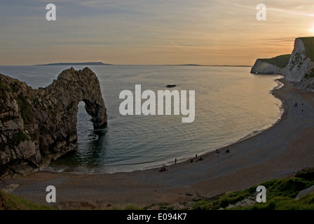 Durdle Door ist eine Ikone sea Arch durch Küstenerosion auf in Dorset Jurassic Coast Line erstellt. Stockfoto