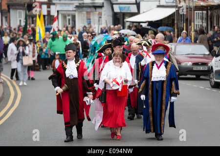 St George's Day Parade, Alcester, Warwickshire. Die Parade macht seinen Weg auf der hohen Straße in Richtung der Kirche. Stockfoto