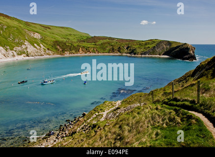 Boote in den abgelegenen Hufeisen geformte Bucht bei Lulworth, an der Jurassic Coast in Dorset, England. Stockfoto