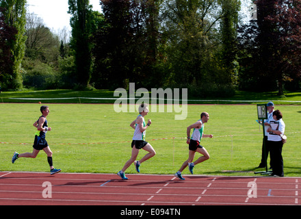 Leichtathletik, Läufer im Männer 5000m Rennen vorbei die Runde Markierung Stockfoto