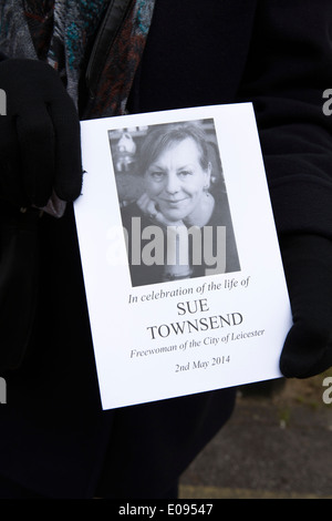 Das Begräbnis des Autors Sue Townsend in De Montfort Hall, Leicester. Ein Programm der Gedenkgottesdienst Stockfoto