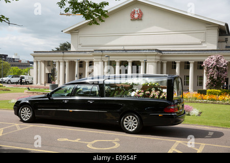 Das Begräbnis des Autors Sue Townsend in De Montfort Hall, Leicester. Der Leichenwagen kommt in die Halle tragen den Sarg whicker Stockfoto