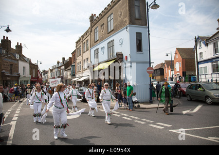 Morris Männer und Frauen am Maifeiertag Festival in Whitstable Kent Stockfoto