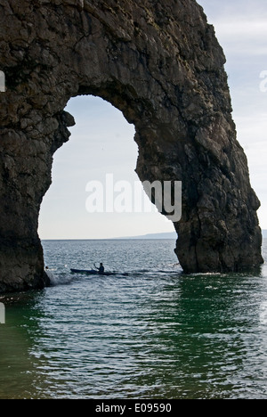 Durdle Door ist eine Ikone sea Arch durch Küstenerosion auf in Dorset Jurassic Coast Line erstellt. Stockfoto