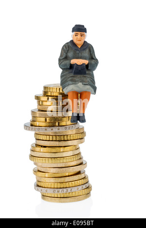 Rentner sitzt auf einem monetären Haufen, symbolische Foto Fue Renten, Altersvorsorge, Altersvorsorge, Rentnerin Sitzt ein Stockfoto