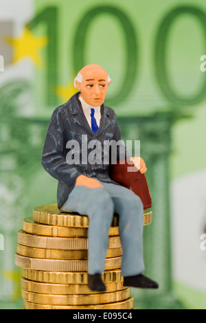 Rentner sitzt auf monetäre Haufen, symbolische Foto Fue Rente, Altersvorsorge, Altersvorsorge, Rentner Sitzt Auf Ge Stockfoto