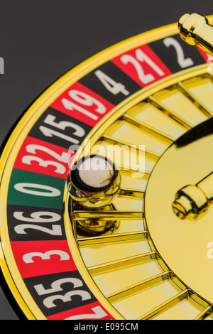 Der Zylinder ein Roulette Spiel des Zufalls in einem Casino spielen. Gewinn und Verlust wird per Zufall entschieden. Anzahl der Null, alles Los Stockfoto
