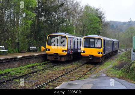 Zwei Züge erste große Western-Klasse 143 DMU gegenseitig an Eggesford Station, zwischen Exeter und Barnstaple Devon, England Stockfoto